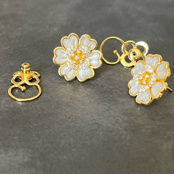 LAFONN Simulated Diamond Flower Stud Earrings 525$ - Picture 6 of 6